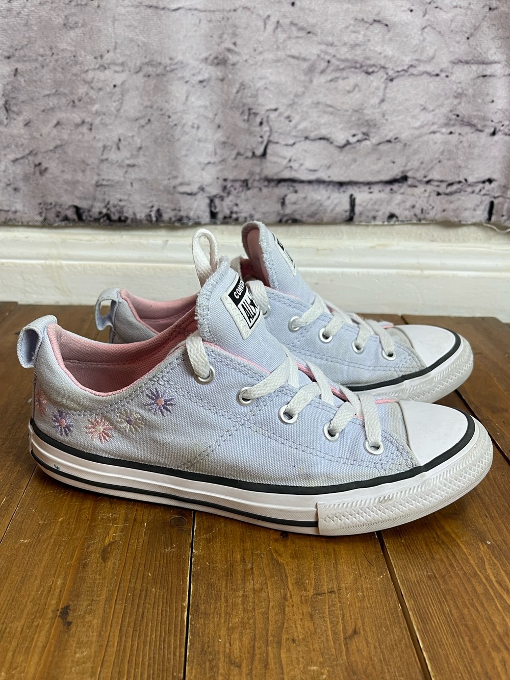 Converse low top sneakers girls size 3 pale periwinkle with embroidered flowers